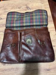 Hakiki deri evrak çantası Vintage 25-30 yıllık  Gön marka hakiki deri Evrak çantası  Az kullanılmış taba renkli askılı orijinal evrak çantası toplam 8 göz, çok kaliteli Anahtarı üstünde Askı kayışı yok ,Herhangi yırtığı söküğü yok