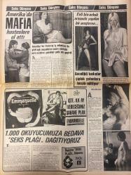 MODERN GAZETESİ DOĞUM GÜNÜ HEDİYESİ - 18 - 24 MART 1975 - TAM TAKIM 8 SAYFADIR -Türkan Şoray-Emel Özden-Santöz Aylin-Füsun Önal-Marilyn-Erna Remberg-Helga-Seiko-Haydar Dümen-Elif Pektaş-Samuray-Azmi Nihad-Nurbanu Sultan-Mahper-Nurhan Sultan-Celal Yılmaz-Sadettin Sungur-Halil Sungur-Sabahat Sarioğlu-Hüseyin Kalaat-Ahmet Ulu-Mesut Kurt-Naci Güleç-Ali Canan-Durmuş Doğdu-Hüseyin Kalaat-Mim Mimi-Semih Yankı-Erkan Özerman-Yasemin Kumral  …ve Allah Türkan Şoray’ı yarattı-Emel Özden evli bir rejisörün hayatını yıktı-Santöz Aylin Japonya’da tedavi oluyor-minik kuş Füsun Önal-Dansöz Samuray Amerika yolcusu-Amerika’da mafia hosteslere el attı-Evli bin erkek arasında yapılan bir araştırma-Gecelikli kadınlar çıplak yatanları tercih ediyor-İşte ilk ay vereceğimiz şahane plak Emmanuelle-1.000 okuyucumuza bedava seks plağı dağıtıyoruz-Kim nerede nasıl eğleniyor-Zaman durmaz-Seks melegi Marilyn hayatı ve aşkları-Pop müzik-Erkan Özerman’ın ağına düşen Semiha Yankı yine yanlış yolda-Yasemin Kumral G.Sara