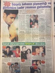 HAFTASONU GAZETESİ DOĞUM GÜNÜ HEDİYESİ - 3 MAYIS 2000 - SAYI: 18 - TAM TAKIM 20 SAYFADIR -Emrah-Ebru Çolak-Tayfun-Seren Serengil-Ali Ramazanoğlu-Cenk Tezel-M. Ali Alabora-Aylin Güler-Mehmet Çumbul-Doğa Rutkay-Deniz Akkaya-Refah Yücel-Hilal Özgür-Banu Koçoğlu-Nuran Bayer-Levent Narınç-Haydar Dümen-Ferhan Erdoğan-Cemil Çakır-Zeki-Adnan Şenses-Gülşen Yavuzer-Ayşel Gürel-Müjdat Gezen-Gül Erda-Yalçın Balcı-Nesrin Tekcan-Alı Kurtur-Şenel Şen-Füsun Denizcan-Gonca Ahmet-Nazlı Denizci-Suat Ekiz-Hayri Yazıcı-Bahar Hasim-Dilara Gellert-Türkan Uzel-Okan Demir-Tuğba Pekşen-Ali Karacan-Banu Can  İşte Emrah’la çocuğunun annesinin ilk fotoğrafı-Babalık öyküsü-Aniden ortaya çıkan sürpriz baba-Çocuğun babası %99.77 Emrah’tır-Seren Serengil’den geciken itiraf Evet Ali ile beraberim-Artık gizlenmiyorlar-Ali Ramazanoğlu Seren yüzünden nişanlısından ayrıldı-Alışan tüp baba-Yılan hikayesi yollarda-Demet’in beden sorunu-Yarım asırlık jübile-Trafik canavarlığından kurtuldu ehliyet Tülin’e kaldı-Ruhsar’a çıplak