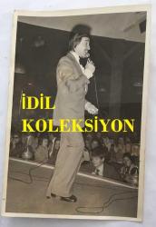 TÜRK HALK MÜZİĞİ SANATÇISI AHMET SEZGİN'İN ORİJİNAL FOTOĞRAFI - 18 x 12 cm EBADINDA - AHMET SEZGİN HALK KONSERİNDE SAHNEDE TÜRKÜ OKURKEN ÇEKİLMİŞ BİR FOTOĞRAF