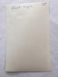 TÜRK HALK MÜZİĞİ SANATÇISI AHMET SEZGİN'İN ORİJİNAL FOTOĞRAFI - 18 x 11,5 cm EBADINDA - AHMET SEZGİN KEMANCININ ÖNÜNDE TÜRKÜ OKURKEN ÇEKİLMİŞ BİR KARE