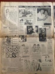 HAFTASONU GAZETESİ DOĞUM GÜNÜ HEDİYESİ - 27 EKİM 1978 - SAYI: 44 - 4 SAYFADIR -Hülya Koçyiğit-Melek Koçyiğit-Selim Soydan-Tayyar Yıldız-Bülent Ersoy-Atilla Atasoy-Davinia-Piraye Uzun-Süreyya Koçyiğit-Sezer Güvenirgil-Fatma Belgen-Ali Rıza Binboğa-Ayşe Alkin-Ajda Pekkan-Emel Sayın-Selçuk Aslan-Kemal Sunal-Koşan Kozmetik-Hülya Koçyiğit’in morali sıfır-Bitsin artık bu çile-Melek Koçyiğit açık kalp ameliyatı olacak-6 ayda 60 kilo zayıflayacak-Eşinden ve kızından ayrı-Kahkaha bilmecesi-Haber yorum fısıltı-Atilla Atasoy can güvenliği istiyor-Bülent Ersoy moral aşısı yapınca-İş kadınları Davinia’yı protesto ettiler-Gönüllü hemşire-İranlı aktörün çilesi-İşte başarımızın sırrı-Piraye Uzun’un talihi döndü-Esrarengiz salı ziyaretlerinin ardındaki çocuk-Yorgan kralının kızı pek hızlı-Boykot edilen torun-Ali Rıza Binboğa’nın sulh turu-Bir hüsranın sonu Emel Sayın Londra’ya yerleşiyor-Ajda’vari bir yaşam-Havaalanında geri çevriliyor