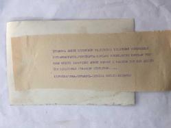 TÜRK HALK MÜZİĞİ SANATÇISI AHMET SEZGİN'İN ORİJİNAL FOTOĞRAFI - 18 x 12 cm EBADINDA - AHMET SEZGİN, İSTANBUL ERKEK LİSESİ'NİN 92. KURULUŞ YILDÖNÜMÜ KUTLAMALARINDA VERDİĞİ KONSERDE 2 YAŞINDAKİ BİR KIZ ÇOCUĞUYLA SAHNEDE OYNARKEN ÇEKİLMİŞ BİR FOTOĞRAF (ATİLLA DAĞLI, 16 MAYIS 1976)