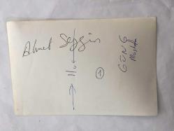 TÜRK HALK MÜZİĞİ SANATÇISI AHMET SEZGİN'İN ORİJİNAL FOTOĞRAFI - 18 x 12 cm EBADINDA - AHMET SEZGİN SANATÇI DOSTLARIYLA SOHBET EDERKEN ÇEKİLMİŞ BİR FOTOĞRAF