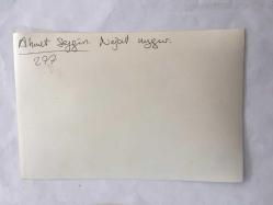 NEJAT UYGUR ve TÜRK HALK MÜZİĞİ SANATÇISI AHMET SEZGİN'İN ORİJİNAL FOTOĞRAFI - 18 x 12 cm EBADINDA - AHMET SEZGİN ve NEJAT UYGUR BİRLİKTE SAHNEDELERKEN ÇEKİLMİŞ BİR FOTOĞRAF