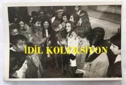 TÜRK HALK MÜZİĞİ SANATÇISI AHMET SEZGİN'İN ORİJİNAL FOTOĞRAFI - 18 x 12 cm EBADINDA - AHMET SEZGİN SOKAKTA HALKA TÜRKÜ OKURKEN ÇEKİLMİŞ GÜZEL BİR KARE