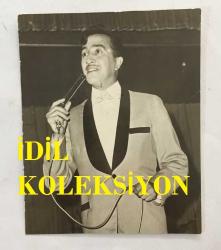 TÜRK HALK MÜZİĞİ SANATÇISI AHMET SEZGİN'İN ORİJİNAL FOTOĞRAFI - 8 x 6 cm EBADINDA - AHMET SEZGİN SAHNEDE TÜRKÜ OKURKEN ÇEKİLMİŞ BİR KARE