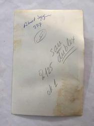 TÜRK HALK MÜZİĞİ SANATÇISI AHMET SEZGİN'İN ORİJİNAL FOTOĞRAFI - 18 x 12 cm EBADINDA - AHMET SEZGİN BEYAZ TAKIM ELBİSESİYLE YER ALDIĞI SAHNEDE TÜRKÜ OKUYUP DİNLEYİCİYLE KARŞILIKLI OYNARKEN ÇEKİLMİŞ GÜZEL BİR KARE