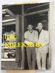 TÜRK HALK MÜZİĞİ SANATÇISI AHMET SEZGİN'İN ORİJİNAL FOTOĞRAFI - 12 x 9 cm EBADINDA - AHMET SEZGİN, KARŞIYAKASPOR'UN EFSANE FUTBOLCUSU GODE CENGİZ'LE BİRLİKTE PASTANE KAPISINDA HATIRA POZU VERİRKEN ÇEKİLMİŞ BİR FOTOĞRAF