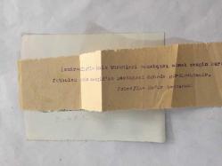 TÜRK HALK MÜZİĞİ SANATÇISI AHMET SEZGİN'İN ORİJİNAL FOTOĞRAFI - 12 x 9 cm EBADINDA - AHMET SEZGİN, KARŞIYAKASPOR'UN EFSANE FUTBOLCUSU GODE CENGİZ'LE BİRLİKTE PASTANE KAPISINDA HATIRA POZU VERİRKEN ÇEKİLMİŞ BİR FOTOĞRAF