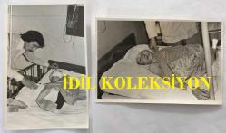 TÜRK HALK MÜZİĞİ SANATÇISI AHMET SEZGİN'İN ORİJİNAL 2'Lİ FOTOĞRAF SETİ - 18 x 12 cm EBADINDA - AHMET SEZGİN OTOMOBİLİYLE KAZA SONUCU ÇARPTIĞI 12 YAŞINDAKİ RAMAZAN KOCA'YI HASTANEDE YALNIZ BIRAKMADI, 7 EYLÜL 1977