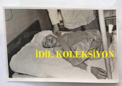 TÜRK HALK MÜZİĞİ SANATÇISI AHMET SEZGİN'İN ORİJİNAL 2'Lİ FOTOĞRAF SETİ - 18 x 12 cm EBADINDA - AHMET SEZGİN OTOMOBİLİYLE KAZA SONUCU ÇARPTIĞI 12 YAŞINDAKİ RAMAZAN KOCA'YI HASTANEDE YALNIZ BIRAKMADI, 7 EYLÜL 1977