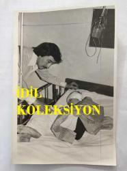 TÜRK HALK MÜZİĞİ SANATÇISI AHMET SEZGİN'İN ORİJİNAL 2'Lİ FOTOĞRAF SETİ - 18 x 12 cm EBADINDA - AHMET SEZGİN OTOMOBİLİYLE KAZA SONUCU ÇARPTIĞI 12 YAŞINDAKİ RAMAZAN KOCA'YI HASTANEDE YALNIZ BIRAKMADI, 7 EYLÜL 1977