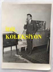 TÜRK HALK MÜZİĞİ SANATÇISI AHMET SEZGİN'İN ORİJİNAL BÜYÜK BOY FOTOĞRAFI - 24 x 18 cm EBADINDA - AHMET SEZGİN EVİNDE TELEFON GÖRÜŞMESİ YAPARKEN ÇEKİLMİŞ NET KALİTEDE BİR FOTOĞRAF (ÇETİN ŞENCAN) ÖZEL ARŞİV