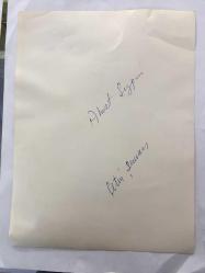 TÜRK HALK MÜZİĞİ SANATÇISI AHMET SEZGİN'İN ORİJİNAL BÜYÜK BOY FOTOĞRAFI - 24 x 18 cm EBADINDA - AHMET SEZGİN BALIK AĞLARININ YANINDA POZ VERİRKEN ÇEKİLMİŞ NET KALİTEDE BİR FOTOĞRAF (ÇETİN ŞENCAN) ÖZEL ARŞİV