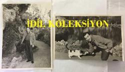 TÜRK HALK MÜZİĞİ SANATÇISI AHMET SEZGİN'İN ORİJİNAL BÜYÜK BOY 2'Lİ FOTOĞRAF SETİ - 24 x 18 cm ve 24 x 16 cm EBADINDA - AHMET SEZGİN GÖLETİN YANINDAKİ KEDİYİ SEVERKEN ve AĞAÇ DALINI TUTUP POZ VERİRKEN ÇEKİLMİŞ NET KALİTEDE 2 FARKLI FOTOĞRAF (ÇETİN ŞENCAN)... ÖZEL ARŞİV