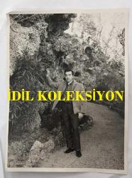 TÜRK HALK MÜZİĞİ SANATÇISI AHMET SEZGİN'İN ORİJİNAL BÜYÜK BOY 2'Lİ FOTOĞRAF SETİ - 24 x 18 cm ve 24 x 16 cm EBADINDA - AHMET SEZGİN GÖLETİN YANINDAKİ KEDİYİ SEVERKEN ve AĞAÇ DALINI TUTUP POZ VERİRKEN ÇEKİLMİŞ NET KALİTEDE 2 FARKLI FOTOĞRAF (ÇETİN ŞENCAN)... ÖZEL ARŞİV