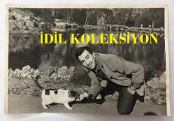 TÜRK HALK MÜZİĞİ SANATÇISI AHMET SEZGİN'İN ORİJİNAL BÜYÜK BOY 2'Lİ FOTOĞRAF SETİ - 24 x 18 cm ve 24 x 16 cm EBADINDA - AHMET SEZGİN GÖLETİN YANINDAKİ KEDİYİ SEVERKEN ve AĞAÇ DALINI TUTUP POZ VERİRKEN ÇEKİLMİŞ NET KALİTEDE 2 FARKLI FOTOĞRAF (ÇETİN ŞENCAN)... ÖZEL ARŞİV