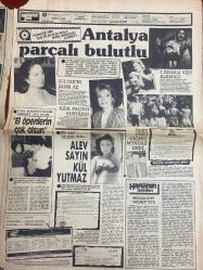 HAFTANIN SESİ GAZETESİ DOĞUM GÜNÜ HEDİYESİ - 27 EYLÜL 1985 - SAYI: 39 - 8 SAYFADIR -BÜLENT ERSOY HAMİLE -Bülent Ersoy-Erol Gülden-Ayşe Çelik-Emrah-Alev Sayın-Ümit Kıvanç-Ajda Pekkan-Sultan-Aysel Gürel-İbrahim Tatlıses-Gülden Karaböcek-Alpay Serpil Çakmaklı-Banu Alkan-Bülent Bilgi-Filiz Erüsler-Turhan Ilgaz-Gönül Öner-Şehnaz Dilan-Füsun Erbulak-İlhan Daner-Türker İnanoğlu-Yıldırım Özer-Hüseyin Cahit-Orhan Gencebay-Metin Has-Tunç Orenmen-Haftanın sesi-Bülent hamile-Babası kim-Antalya parçalı bulutlu-Alev Sayın kül yutmaz-Salyangoz tüccarı İbo-Bu iş karakolda biter-Kasa faresini tanıdınız mı-Güzellik uykusu-Hayret Şehnaz giyindi-Kızımın babasıyım-Eski tüfekler çakırkeyif-Binboğa türküyle döndü-Hırçın aşık zavallı jigolo-Hürgün gazetesi yazı işleri müdürü Turhan Ilgaz