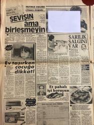 HAFTANIN SESİ GAZETESİ DOĞUM GÜNÜ HEDİYESİ - 27 EYLÜL 1985 - SAYI: 39 - 8 SAYFADIR -BÜLENT ERSOY HAMİLE -Bülent Ersoy-Erol Gülden-Ayşe Çelik-Emrah-Alev Sayın-Ümit Kıvanç-Ajda Pekkan-Sultan-Aysel Gürel-İbrahim Tatlıses-Gülden Karaböcek-Alpay Serpil Çakmaklı-Banu Alkan-Bülent Bilgi-Filiz Erüsler-Turhan Ilgaz-Gönül Öner-Şehnaz Dilan-Füsun Erbulak-İlhan Daner-Türker İnanoğlu-Yıldırım Özer-Hüseyin Cahit-Orhan Gencebay-Metin Has-Tunç Orenmen-Haftanın sesi-Bülent hamile-Babası kim-Antalya parçalı bulutlu-Alev Sayın kül yutmaz-Salyangoz tüccarı İbo-Bu iş karakolda biter-Kasa faresini tanıdınız mı-Güzellik uykusu-Hayret Şehnaz giyindi-Kızımın babasıyım-Eski tüfekler çakırkeyif-Binboğa türküyle döndü-Hırçın aşık zavallı jigolo-Hürgün gazetesi yazı işleri müdürü Turhan Ilgaz