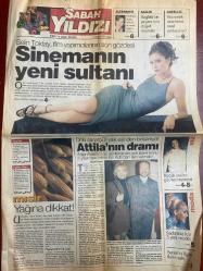 SABAH YILDIZI GAZETESİ DOĞUM GÜNÜ HEDİYESİ - 9 NİSAN 1999 - TAM TAKIM 8 SAYFADIR -Selin Toktay-Nigar Akkan-Attila Atasoy-Ada-Hulusi Tunca-Yasemin Özumtulu-Mustafa Sandal-Seren Serengil-İzel-Çelik-Ercan Saatçi-Hülya Avşar-Hakan Yalçın-Erdoğan Sevgin-Ayfer Çalık-Yücel Özden-Tuncer El-AT Önderel-T. Temel-Arhan Patil-Yakup Çetin-A.M. Gümüş-Kadriye Teyze-Aynalı Tahir-Ferdi Tayfur-Tekin Akmansoy-Ayşegül Özgan-Ayşe Özgönül-Safiş-Mustafa Sandal-Serdar Düzenli-Ferit Şahin-Derya Tuna-Sinemanın yeni sultanı-Attila’nın dramı-Mısır yağına dikkat-Küçük kraliçenin çarpıcı stili-İlan-ı aşk pastası-Eski sevgiler asla unutulmaz-Baharla yenilenin-Kozmetik ürünlerinin saklanması-Kendinizin doktoru olun-Üstüme gelmeyin-Cinsel ilişkide başarının sırrı-Bebeklerin sevgi gösterisi-