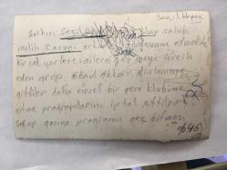 TÜRK SANAT MÜZİĞİ SANATÇISI SEÇİL HEPER'İN ORİJİNAL FOTOĞRAFI - 18 x 12 cm  EBADINDA - SEÇİL HEPER KULÜP SAHİBİ OLAN ARKADAŞI MELİH CACUNİ ve AİLE DOSTLARIYLA BİRLİKTE GÖNÜL AKKOR DİNLEMEYE GİTTİKLERİNDE YEMEK MASASINDA TOPLUCA ÇEKİLMİŞ BİR FOTOĞRAF