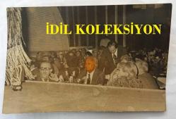 TÜRK SANAT MÜZİĞİ SANATÇISI SEÇİL HEPER'İN ORİJİNAL FOTOĞRAFI - 18 x 12 cm  EBADINDA - SEÇİL HEPER ve KULÜP SAHİBİ OLAN ARKADAŞI MELİH CACUNİ BİR MEKANDA CANLI MÜZİK DİNLERKEN ÇEKİLMİŞ BİR FOTOĞRAF