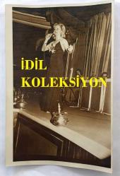 TÜRK SANAT MÜZİĞİ SANATÇISI SEÇİL HEPER'İN ORİJİNAL FOTOĞRAFI - 18 x 12 cm  EBADINDA - SEÇİL HEPER SAHNEDE ŞARKI OKURKEN ÇEKİLMİŞ BİR FOTOĞRAF