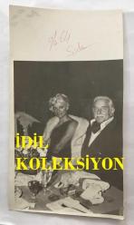 TÜRK SANAT MÜZİĞİ SANATÇISI SEÇİL HEPER'İN ORİJİNAL FOTOĞRAFI - 18 x 10 cm  EBADINDA - SEÇİL HEPER ve MİMAR KADRİ ERDOĞAN YEMEK MASASINDA POZ VERİRKEN ÇEKİLMİŞ BİR FOTOĞRAF