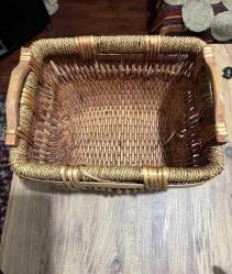 El Örnesi Kalın Sazlık ile örülmüş , kuvvetli bir örgüyle örülerek, kare bir ağız forme edilmiş. Ağızda doğal malzemeli halat, ahşap ve sağlam saplarla bir araya getirilmiş gövde, çok dayanıklı bir hasır obje oluşturmuş. 30 x 22 x 23 cm boyutlu sepet, odunluk, gazetelik, dergilik, kirli sepeti olmaya aday