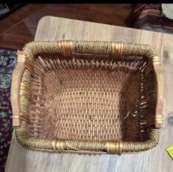 El Örnesi Kalın Sazlık ile örülmüş , kuvvetli bir örgüyle örülerek, kare bir ağız forme edilmiş. Ağızda doğal malzemeli halat, ahşap ve sağlam saplarla bir araya getirilmiş gövde, çok dayanıklı bir hasır obje oluşturmuş. 30 x 22 x 23 cm boyutlu sepet, odunluk, gazetelik, dergilik, kirli sepeti olmaya aday