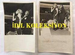 TÜRK SANAT MÜZİĞİ SANATÇISI SEÇİL HEPER'İN ORİJİNAL 2'Lİ FOTOĞRAF SETİ - 18 x 12 cm  EBADINDA - SEÇİL HEPER SAHNEDE KEMANCININ ÖNÜNDE ŞARKI OKURKEN ÇEKİLMİŞ 2 FARKLI KARE