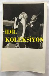 TÜRK SANAT MÜZİĞİ SANATÇISI SEÇİL HEPER'İN ORİJİNAL 2'Lİ FOTOĞRAF SETİ - 18 x 12 cm  EBADINDA - SEÇİL HEPER SAHNEDE KEMANCININ ÖNÜNDE ŞARKI OKURKEN ÇEKİLMİŞ 2 FARKLI KARE