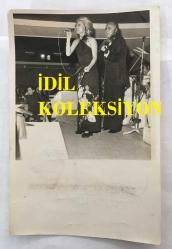 TÜRK SANAT MÜZİĞİ SANATÇISI SEÇİL HEPER'İN ORİJİNAL 2'Lİ FOTOĞRAF SETİ - 18 x 12 cm  EBADINDA - SEÇİL HEPER SAHNEDE KEMANCININ ÖNÜNDE ŞARKI OKURKEN ÇEKİLMİŞ 2 FARKLI KARE