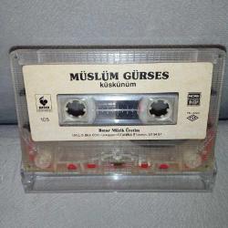 Kaset Müslüm Gürses küskünüm albümü. Orijinal. BAYAR MÜZİK. Kartoneti yok. Dönem Kağıt Baskı. baştan sona dinlendi sorunsuz çalışıyor.