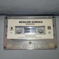 Kaset Müslüm Gürses küskünüm albümü. Orijinal. BAYAR MÜZİK. Kartoneti yok. Dönem Kağıt Baskı. baştan sona dinlendi sorunsuz çalışıyor.