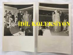 TÜRK SANAT MÜZİĞİ SANATÇISI SEÇİL HEPER'İN ORİJİNAL 2'Lİ FOTOĞRAF SETİ - 18 x 12 cm  EBADINDA - SEÇİL HEPER SAHNEDE KEMANCININ ÖNÜNDE ŞARKI OKURKEN ÇEKİLMİŞ 2 FARKLI KARE