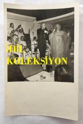 TÜRK SANAT MÜZİĞİ SANATÇISI SEÇİL HEPER'İN ORİJİNAL 2'Lİ FOTOĞRAF SETİ - 18 x 12 cm  EBADINDA - SEÇİL HEPER SAHNEDE KEMANCININ ÖNÜNDE ŞARKI OKURKEN ÇEKİLMİŞ 2 FARKLI KARE