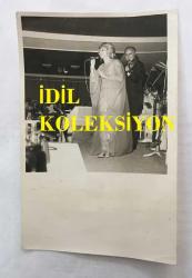 TÜRK SANAT MÜZİĞİ SANATÇISI SEÇİL HEPER'İN ORİJİNAL 2'Lİ FOTOĞRAF SETİ - 18 x 12 cm  EBADINDA - SEÇİL HEPER SAHNEDE KEMANCININ ÖNÜNDE ŞARKI OKURKEN ÇEKİLMİŞ 2 FARKLI KARE