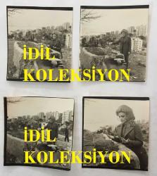 TÜRK SANAT MÜZİĞİ SANATÇISI SEÇİL HEPER'İN ORİJİNAL MİNİ BOY 4'LÜ FOTOĞRAF SETİ - 6 x 5 cm  EBADINDA - SEÇİL HEPER KABİR ZİYARETİNDE DUA OKURKEN ÇEKİLMİŞ 4 FARKLI KARE