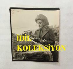 TÜRK SANAT MÜZİĞİ SANATÇISI SEÇİL HEPER'İN ORİJİNAL MİNİ BOY 4'LÜ FOTOĞRAF SETİ - 6 x 5 cm  EBADINDA - SEÇİL HEPER KABİR ZİYARETİNDE DUA OKURKEN ÇEKİLMİŞ 4 FARKLI KARE