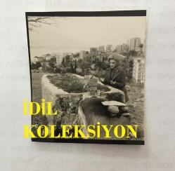 TÜRK SANAT MÜZİĞİ SANATÇISI SEÇİL HEPER'İN ORİJİNAL MİNİ BOY 4'LÜ FOTOĞRAF SETİ - 6 x 5 cm  EBADINDA - SEÇİL HEPER KABİR ZİYARETİNDE DUA OKURKEN ÇEKİLMİŞ 4 FARKLI KARE