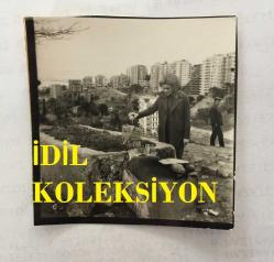 TÜRK SANAT MÜZİĞİ SANATÇISI SEÇİL HEPER'İN ORİJİNAL MİNİ BOY 4'LÜ FOTOĞRAF SETİ - 6 x 5 cm  EBADINDA - SEÇİL HEPER KABİR ZİYARETİNDE DUA OKURKEN ÇEKİLMİŞ 4 FARKLI KARE