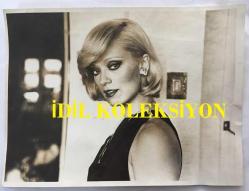 TÜRK SANAT MÜZİĞİ SANATÇISI SEÇİL HEPER'İN ORİJİNAL BÜYÜK BOY FOTOĞRAFI - 24 x 18 cm  EBADINDA - SEÇİL HEPER KADRAJA BAKARKEN YAKINDAN ÇEKİLMİŞ NET KALİTEDE BİR FOTOĞRAF