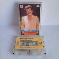 Kaset Müslüm Gürses hayatımı sen mahvettin albümü. Orijinal. 1987 dönem kağıt baskı. Sorunsuz çalışıyor. Kasetin köşesinde çalışmasına engel olmayan minicik kırık ve yazı var.