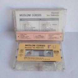 Kaset Müslüm Gürses hayatımı sen mahvettin albümü. Orijinal. 1987 dönem kağıt baskı. Sorunsuz çalışıyor. Kasetin köşesinde çalışmasına engel olmayan minicik kırık ve yazı var.
