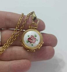 Retro Altın Kaplama Çift Taraflı Guilloche Mineli 4 Resimlik Locket Kolye