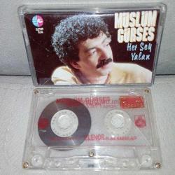 Kaset Müslüm Gürses her şey herşey yalan albümü. Orijinal, baştan sona dinlendi sorunsuz çalışıyor. Temiz. Koleksiyonluk
