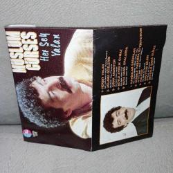 Kaset Müslüm Gürses her şey herşey yalan albümü. Orijinal, baştan sona dinlendi sorunsuz çalışıyor. Temiz. Koleksiyonluk
