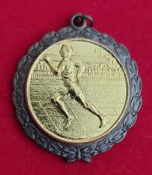 Avrupa, 1990 Gençler Atletizm 100 m. Koşu Sporu Hatıra Ödül Madalyası. Atletik Koşucu, Çevresinde Defne ve Meşe Çelengi Temalı. Nikel-Gümüş Renk ve Orta Kısımdaki Koşucu Figürü Altın Kaplamadır. Arka Kısım: 100 m/U17/90 (17,44 gr/32×36 mm)
